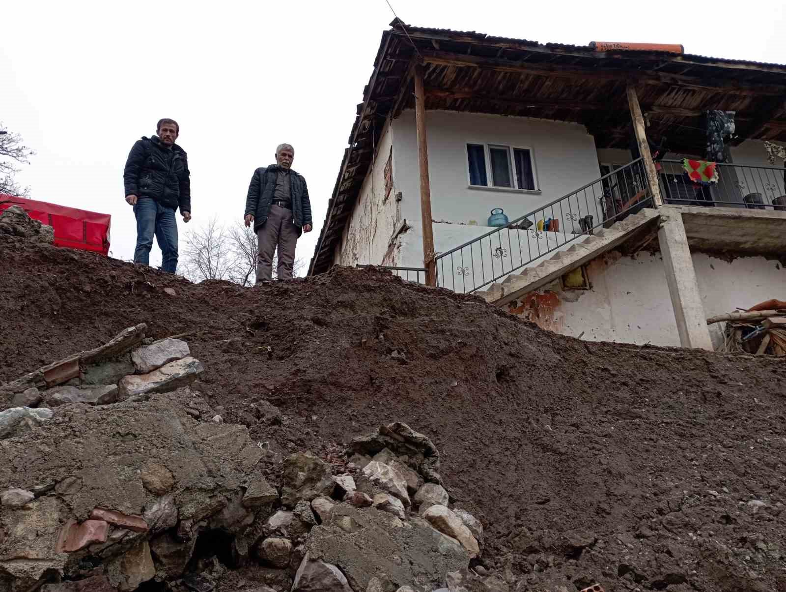 tokatta-asiri-yagis-mahallede-hasara-yol-acti