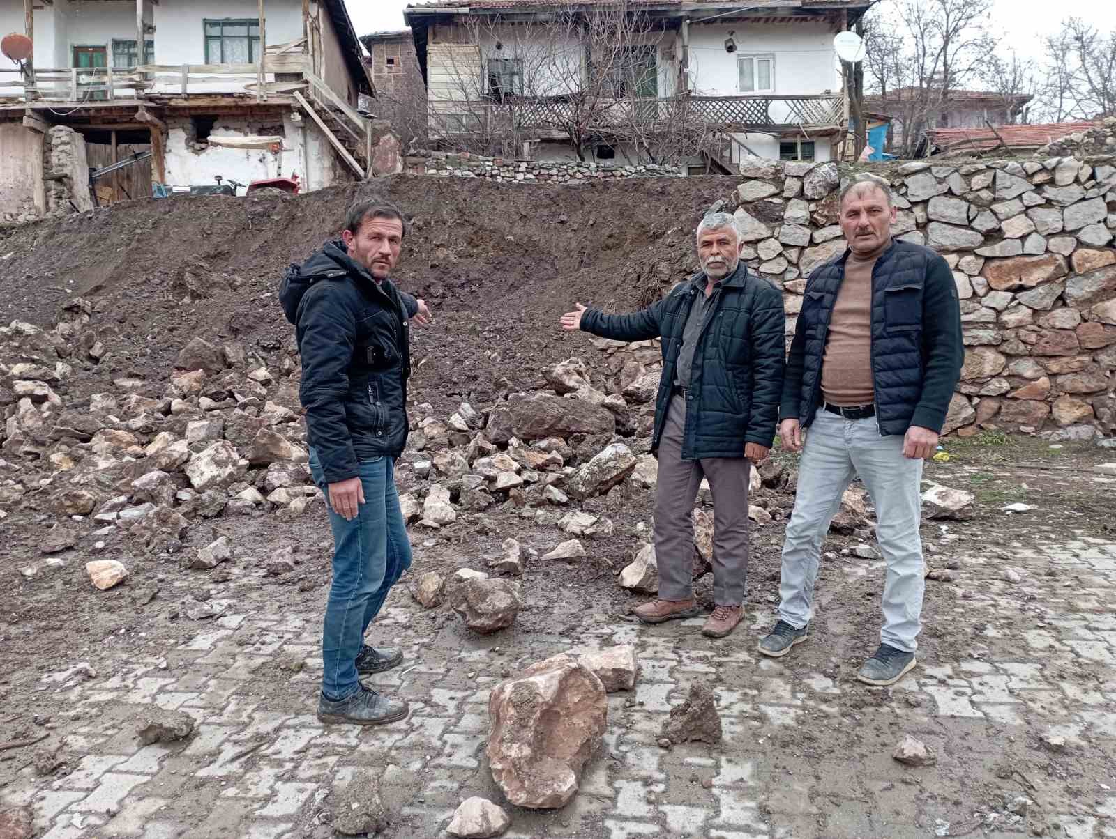 tokatta-asiri-yagis-mahallede-hasara-yol-acti