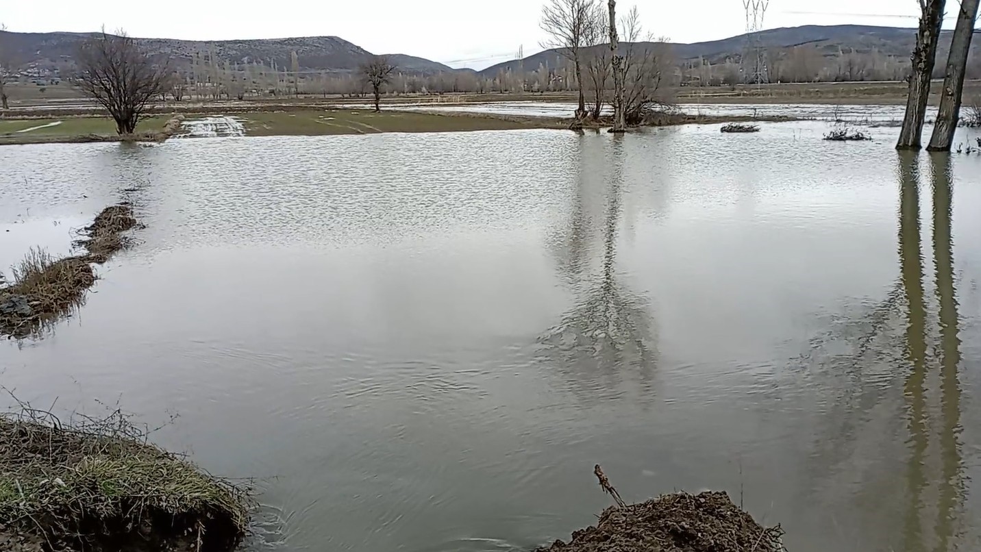 tokatta-dereler-tasti-ekin-tarlalari-sular-altinda-kaldi