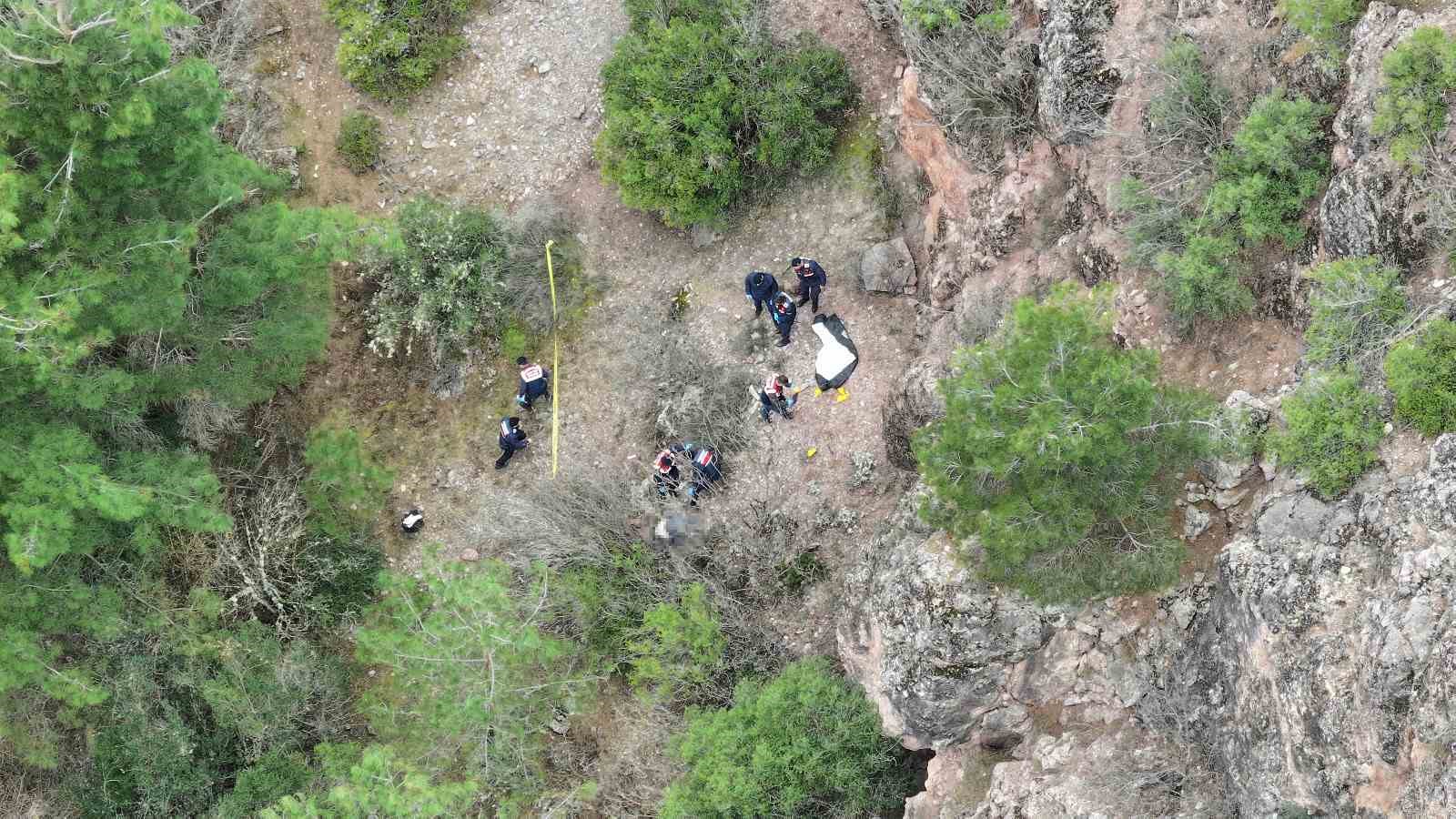 tokatta-kayip-olarak-aranan-kisinin-100-metrelik-ucurumda-cansiz-bedeni-bulundu