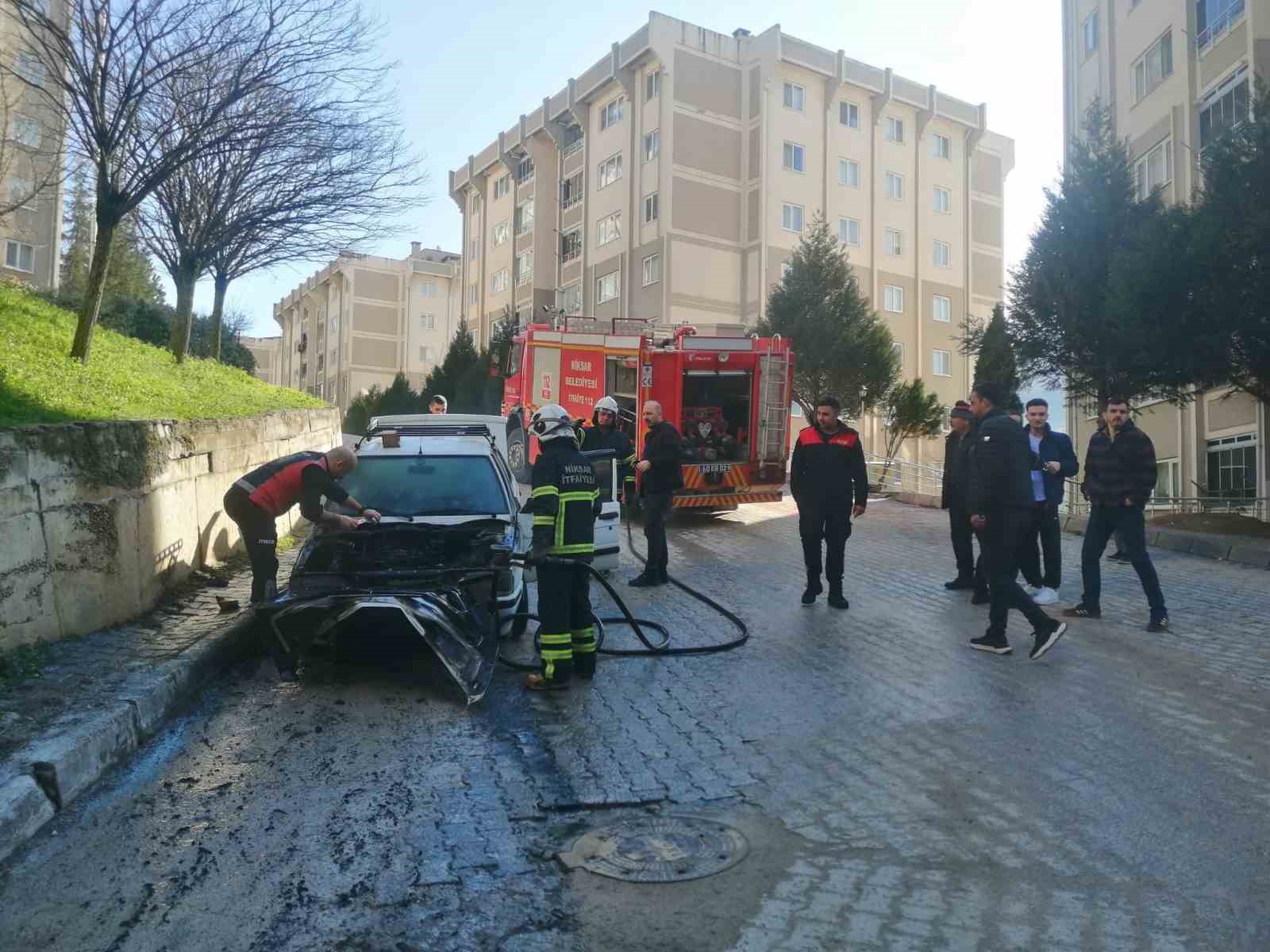 tokatta-park-halindeki-otomobil-alev-alev-yandi