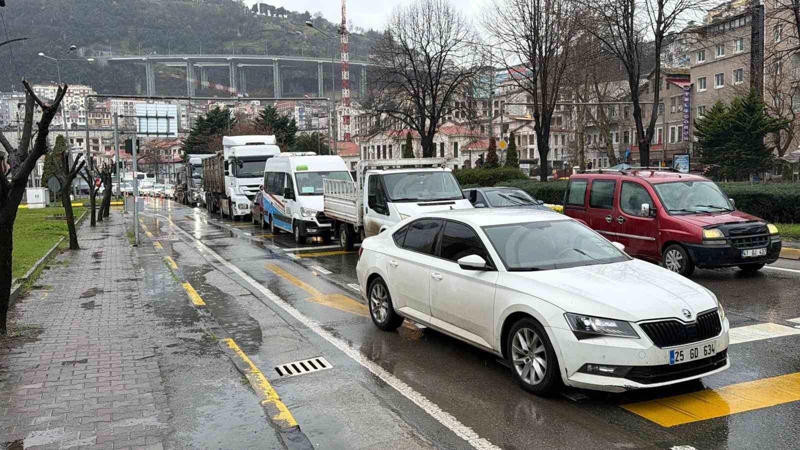trabzon-comlekci-tunelinde-kaza-2-yarali