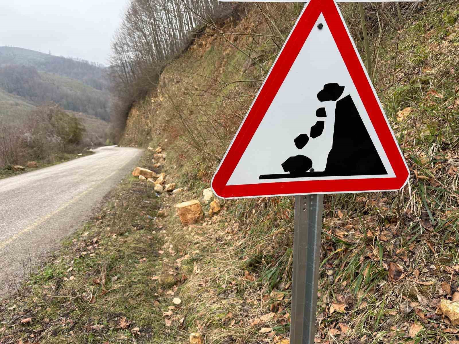 trafik-guvenligi-icin-levhalar-yerlestiriliyor