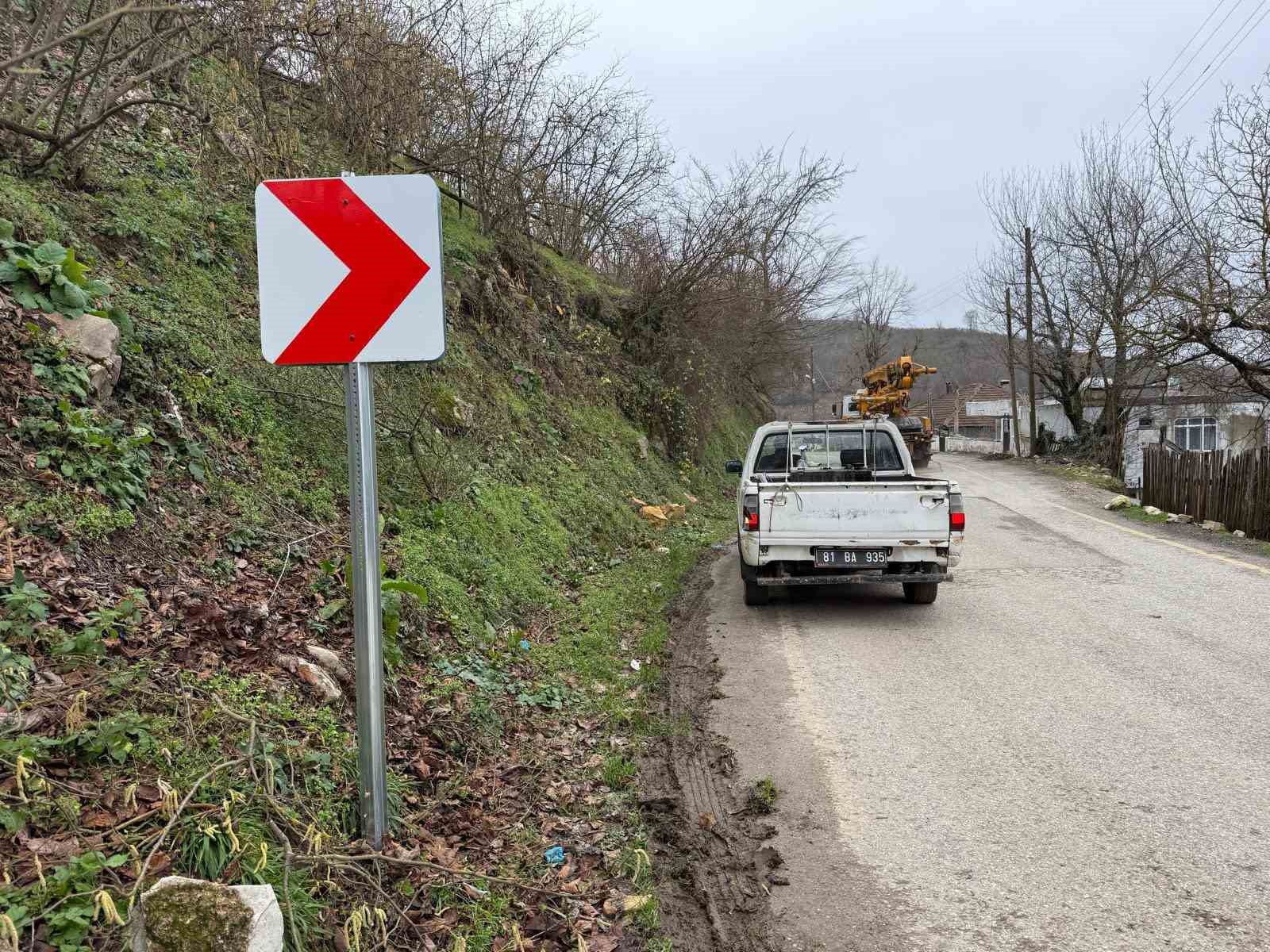 trafik-guvenligi-icin-levhalar-yerlestiriliyor