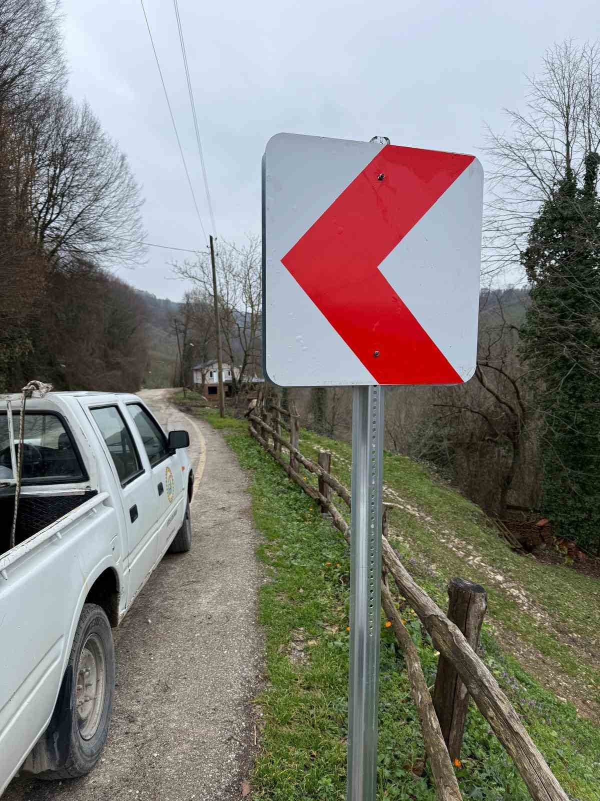 trafik-guvenligi-icin-levhalar-yerlestiriliyor