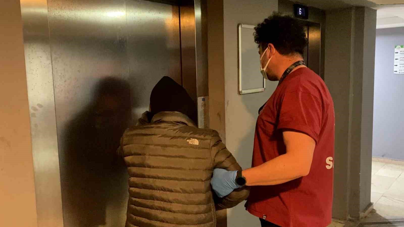 tuvalette-hareketsiz-bulundu-uyudugu-ortaya-cikti