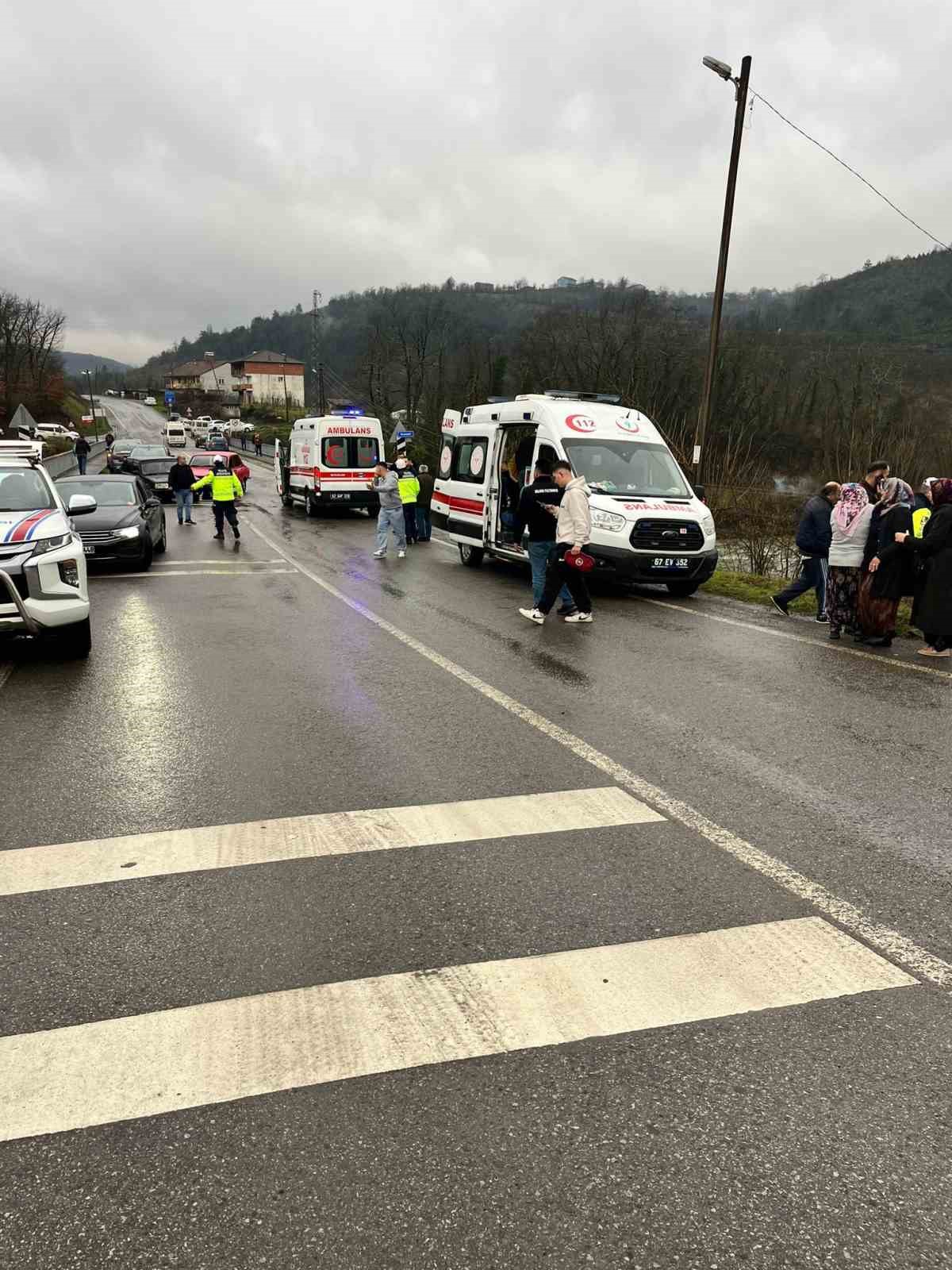 uc-arac-birbirine-girdi-1i-sarampole-yuvarlandi