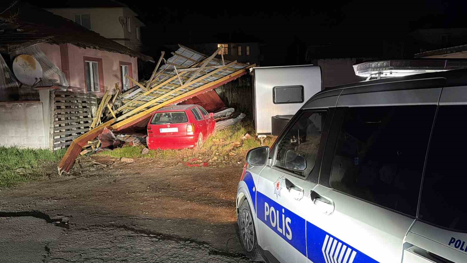 ucan-cati-ev-karavan-ve-otomobilde-hasara-yol-acti