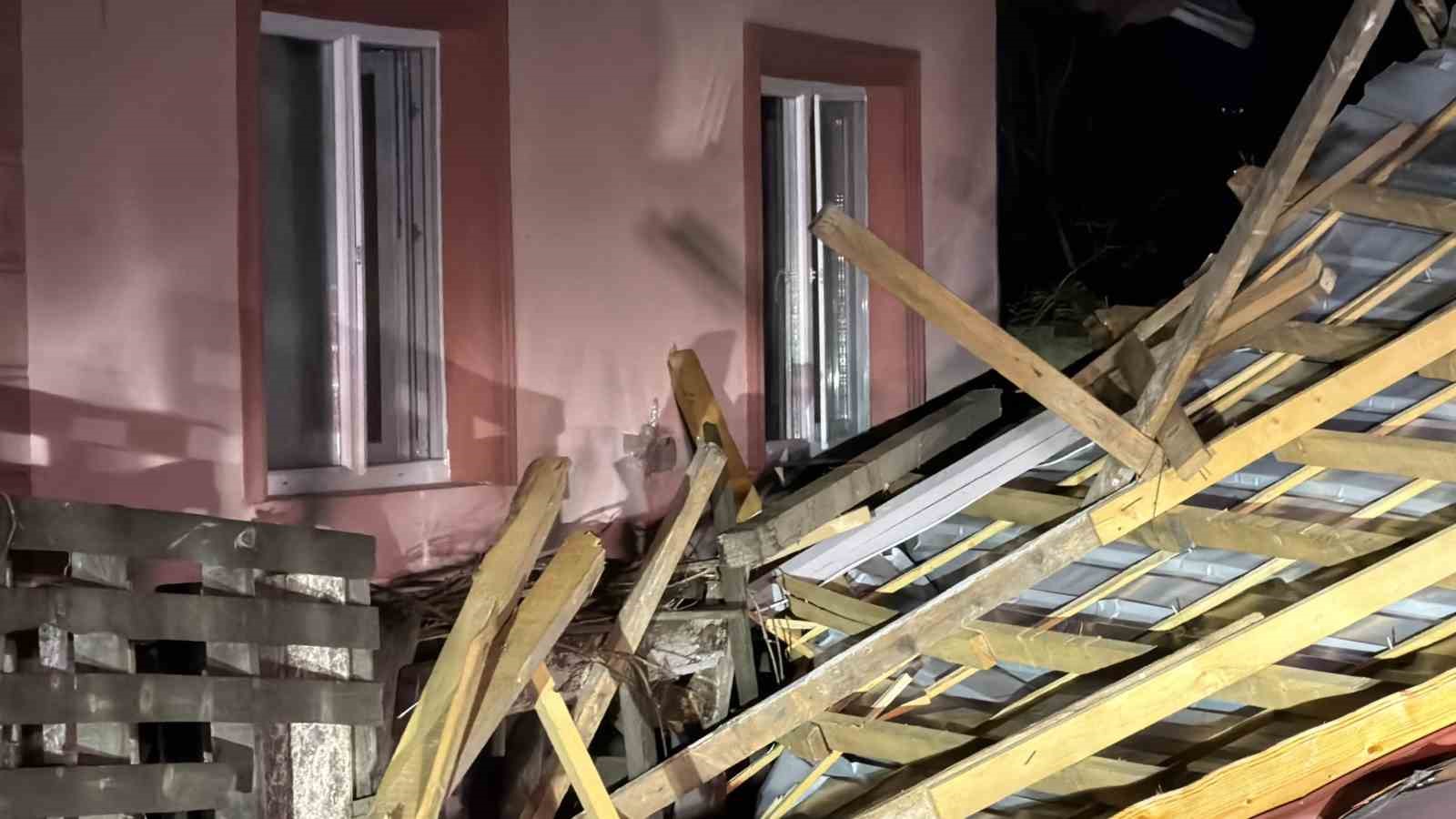 ucan-cati-ev-karavan-ve-otomobilde-hasara-yol-acti