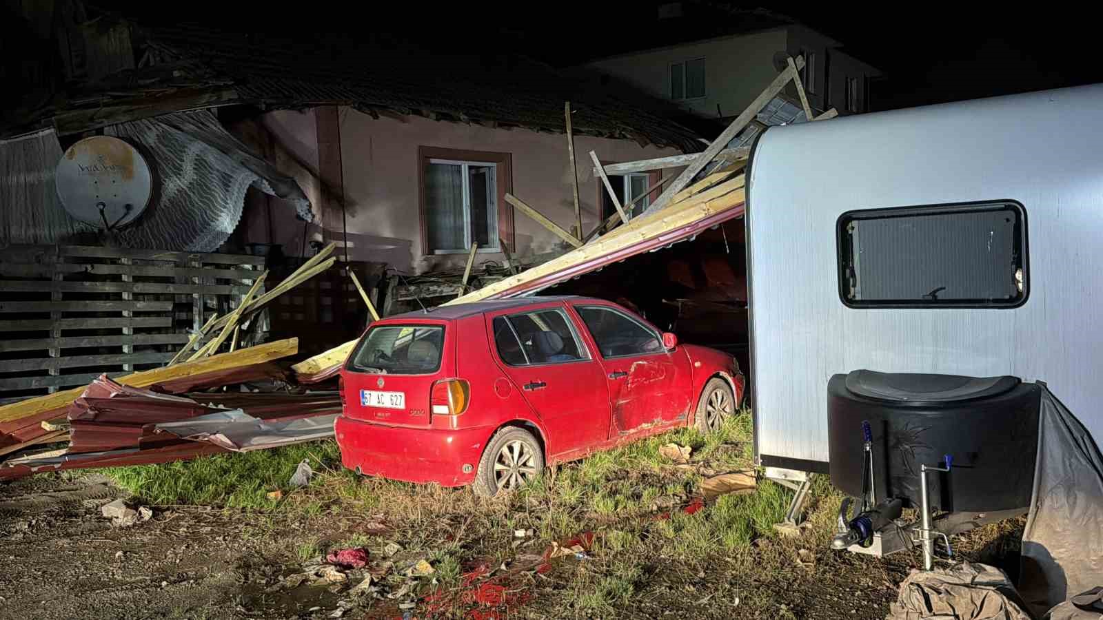 ucan-cati-ev-karavan-ve-otomobilde-hasara-yol-acti