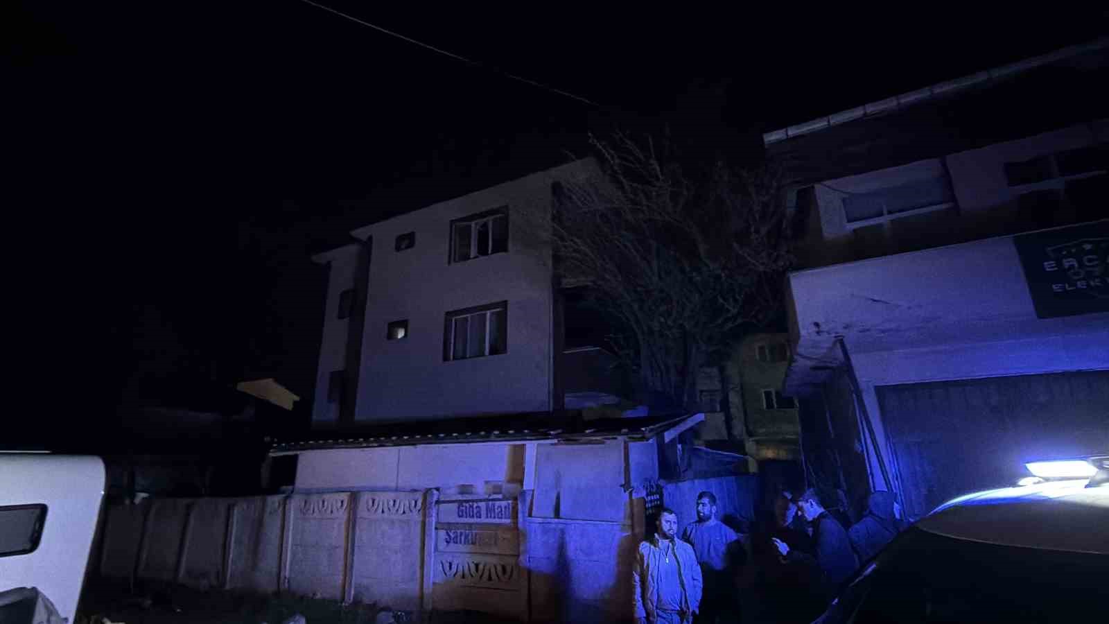 ucan-cati-ev-karavan-ve-otomobilde-hasara-yol-acti