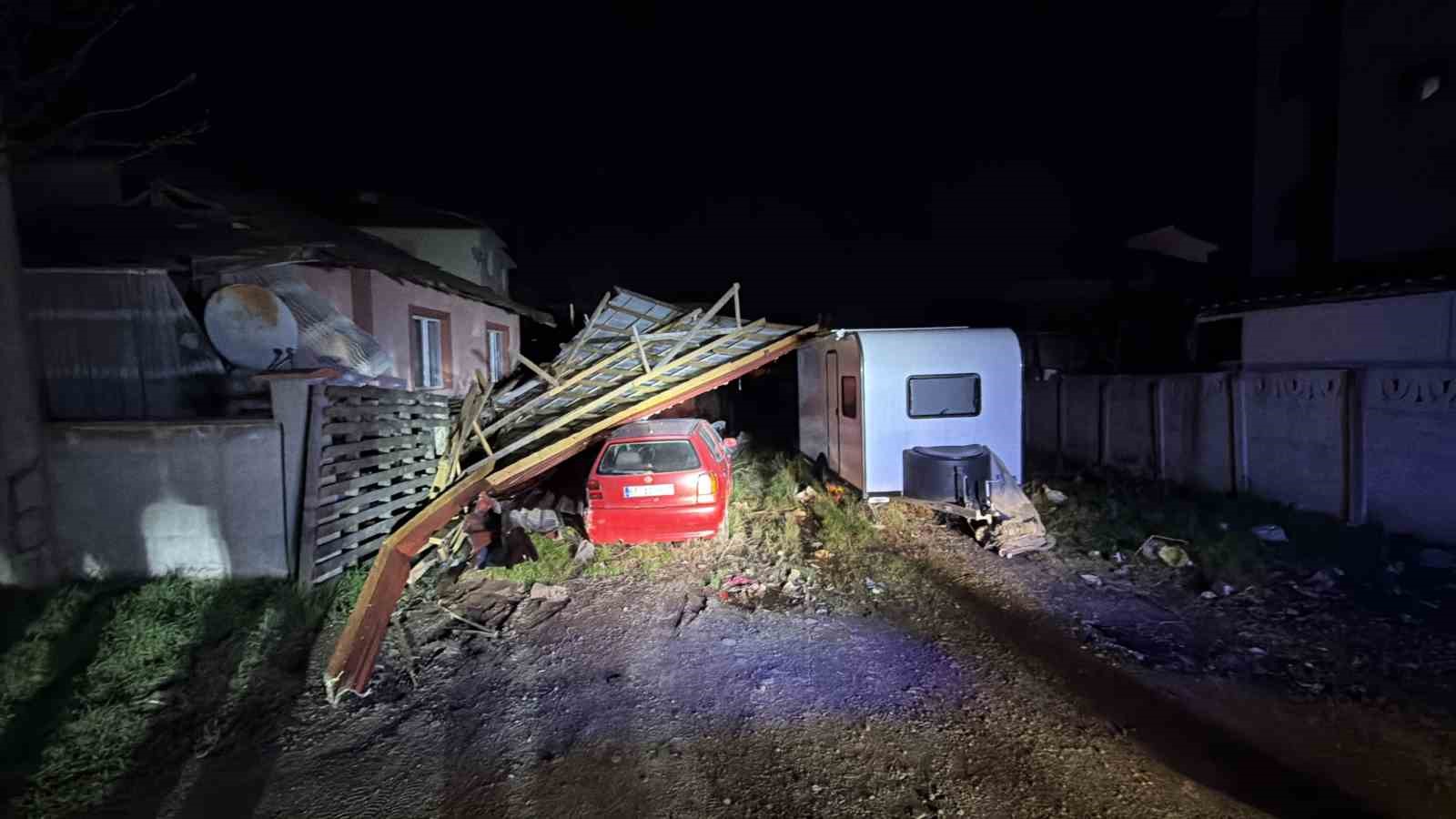 ucan-cati-ev-karavan-ve-otomobilde-hasara-yol-acti