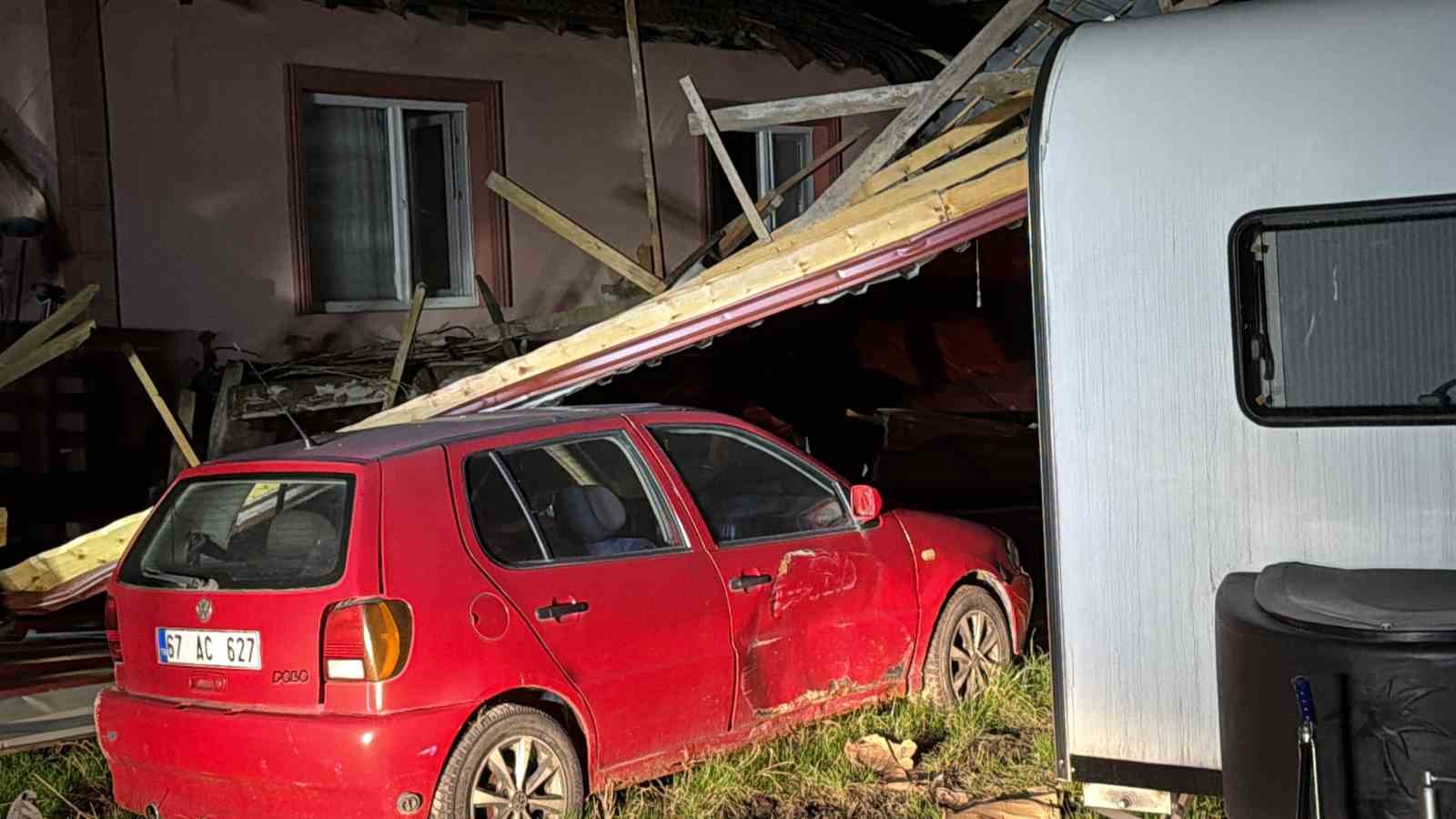 ucan-cati-ev-karavan-ve-otomobilde-hasara-yol-acti