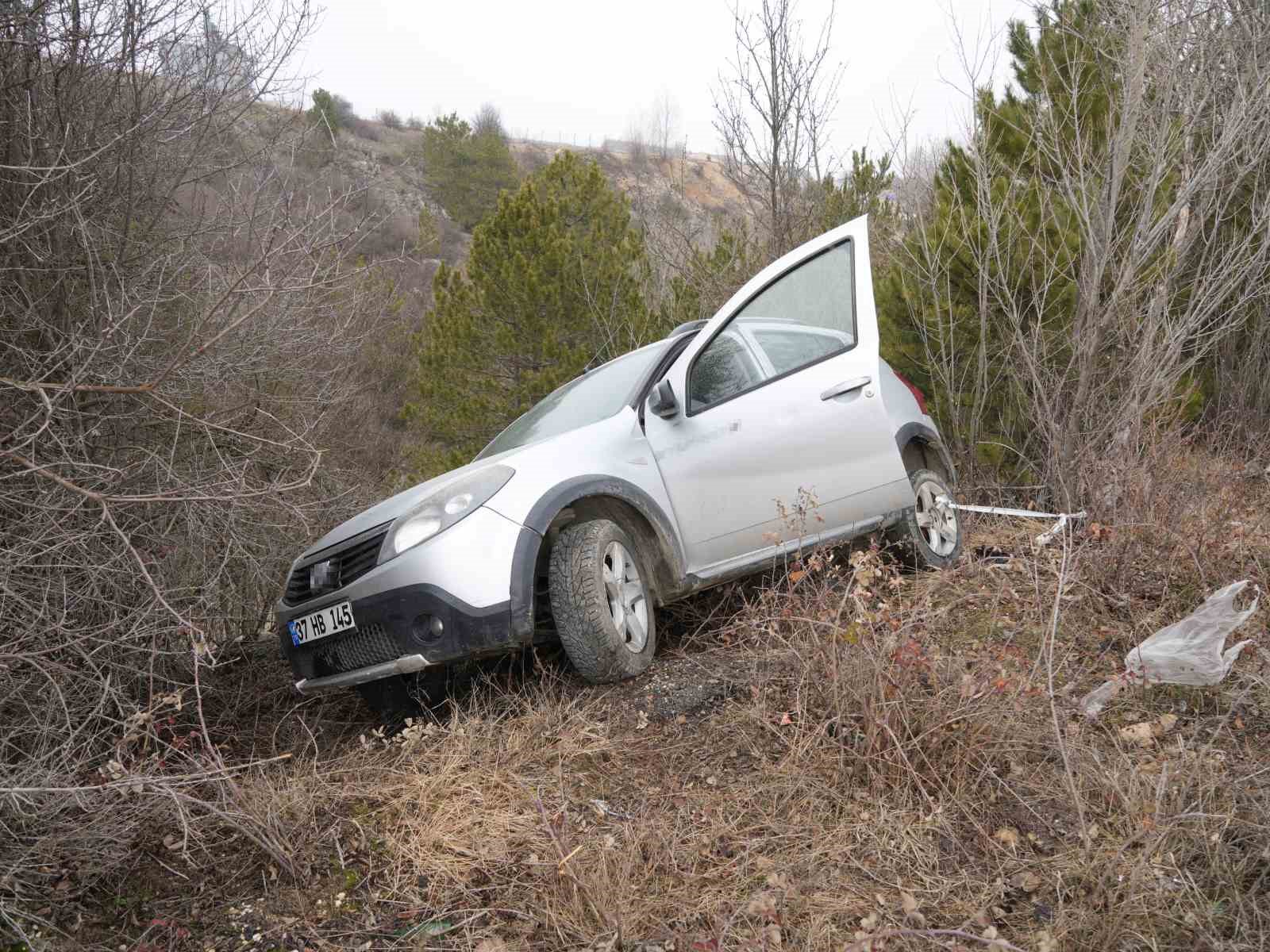 viraji-alamayan-otomobil-agaclara-carparak-durabildi-3-yarali