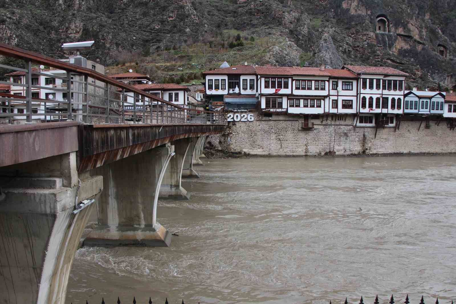 yesilirmak-nehrinde-su-seviyesi-2-metreye-kadar-yukseldi-piknik-masalari-akintiya-kapildi