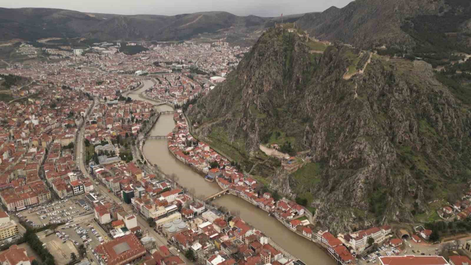 yesilirmak-nehrinde-su-seviyesi-2-metreye-kadar-yukseldi-piknik-masalari-akintiya-kapildi