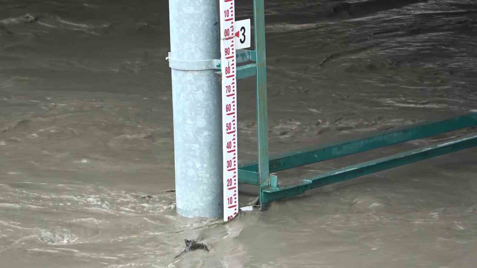 yesilirmak-nehrinde-su-seviyesi-2-metreye-kadar-yukseldi-piknik-masalari-akintiya-kapildi