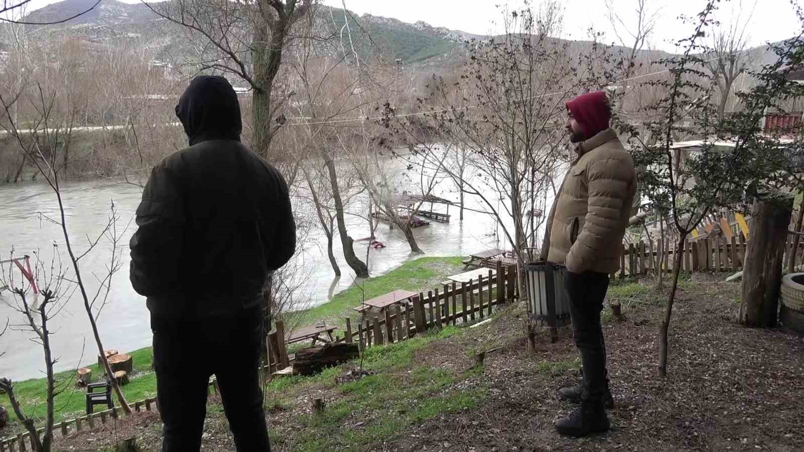 yesilirmak-nehrinde-su-seviyesi-2-metreye-kadar-yukseldi-piknik-masalari-akintiya-kapildi