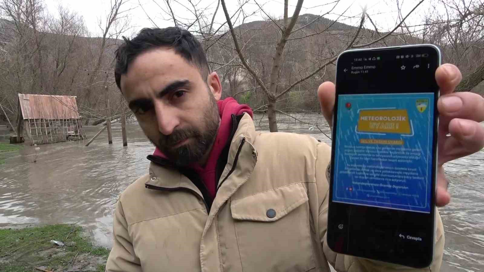 yesilirmak-nehrinde-su-seviyesi-2-metreye-kadar-yukseldi-piknik-masalari-akintiya-kapildi