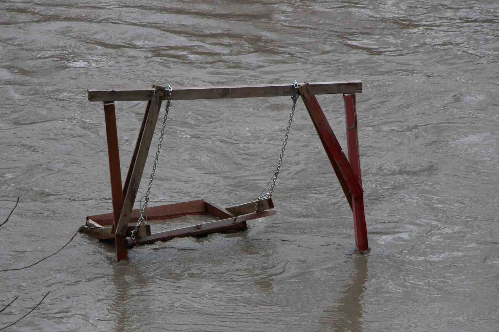 yesilirmak-nehrinde-su-seviyesi-2-metreye-kadar-yukseldi-piknik-masalari-akintiya-kapildi