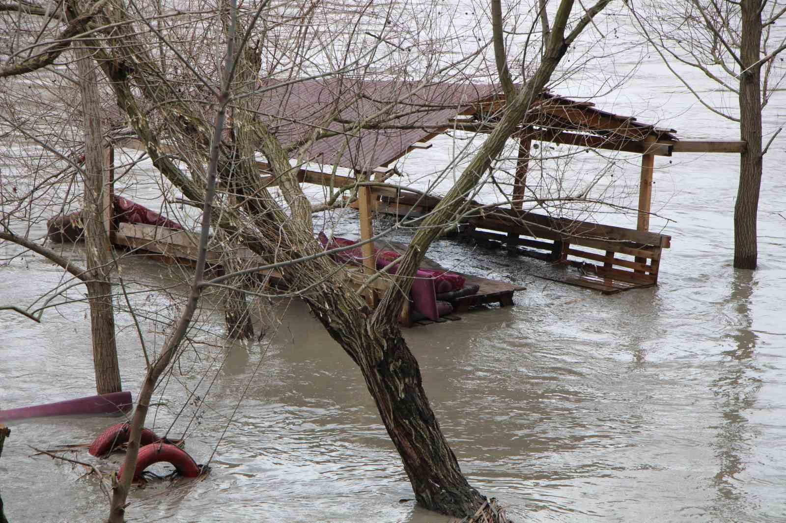 yesilirmak-nehrinde-su-seviyesi-2-metreye-kadar-yukseldi-piknik-masalari-akintiya-kapildi