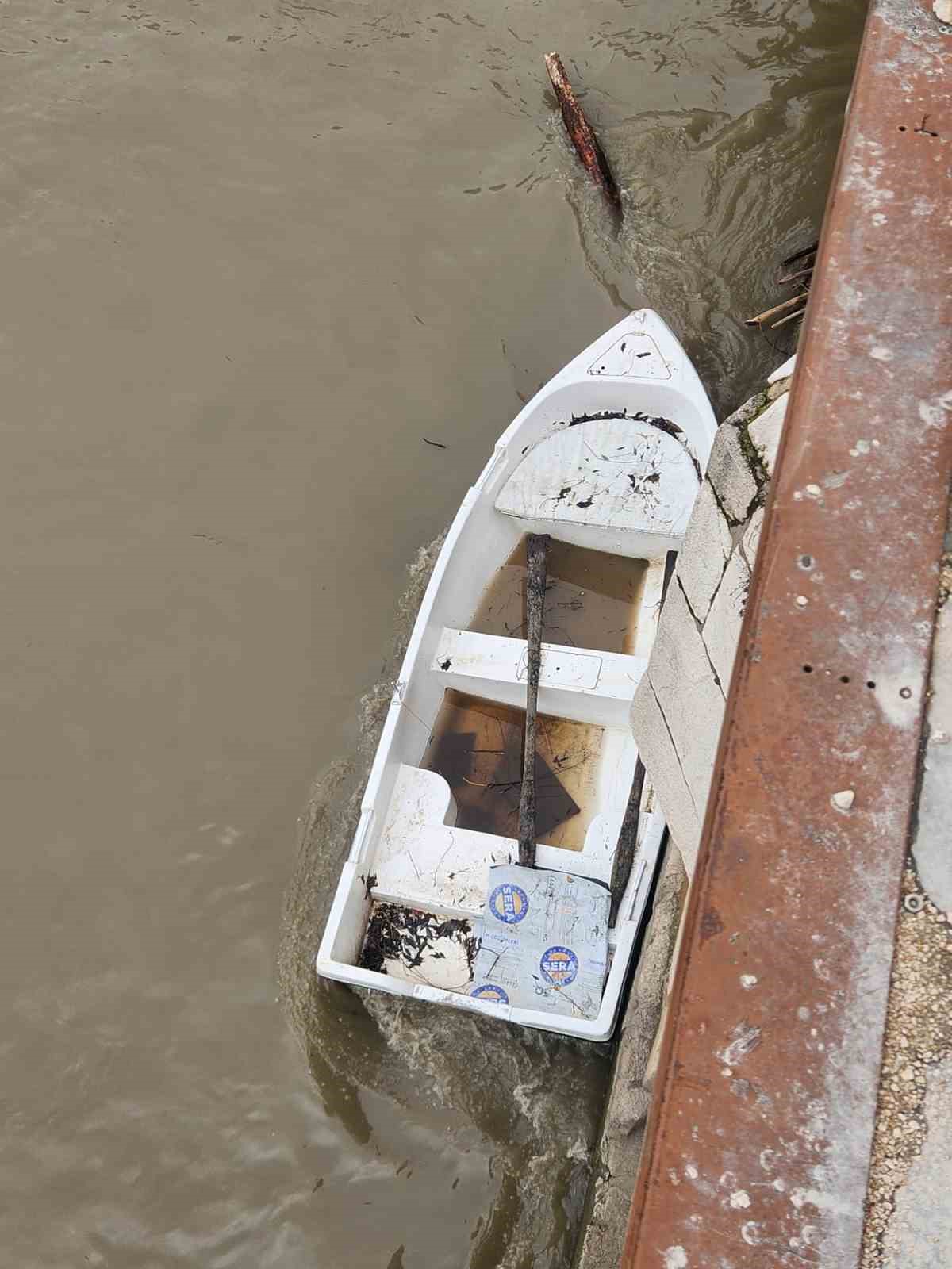 yesilirmakin-sularina-kapilan-kayik-kopruye-takildi