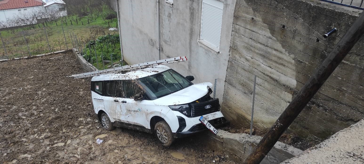 yoldan-cikan-otomobil-tarlaya-girdi