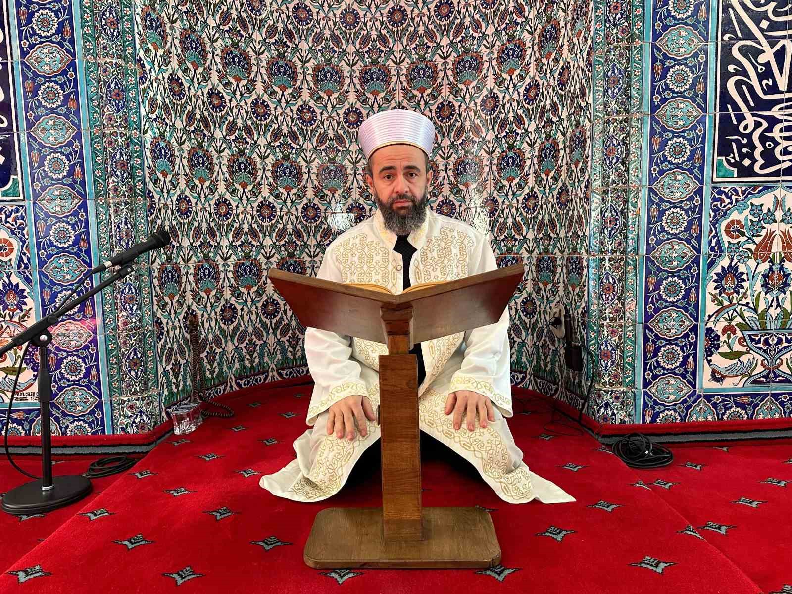 45-yasindaki-din-gorevlisi-8-ayda-hafiz-oldu