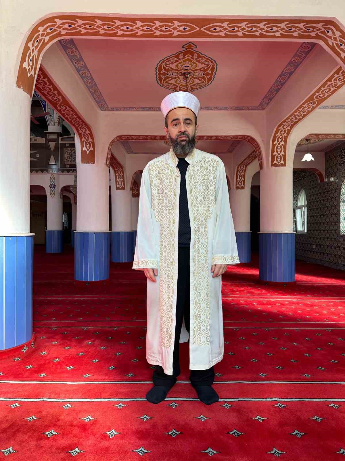 45-yasindaki-din-gorevlisi-8-ayda-hafiz-oldu