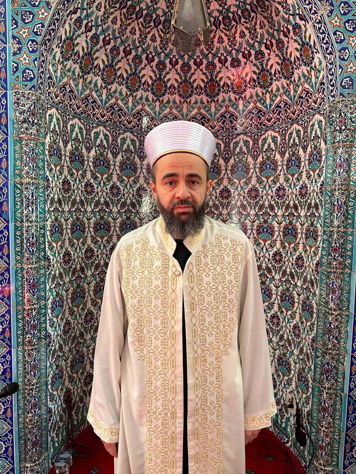 45-yasindaki-din-gorevlisi-8-ayda-hafiz-oldu