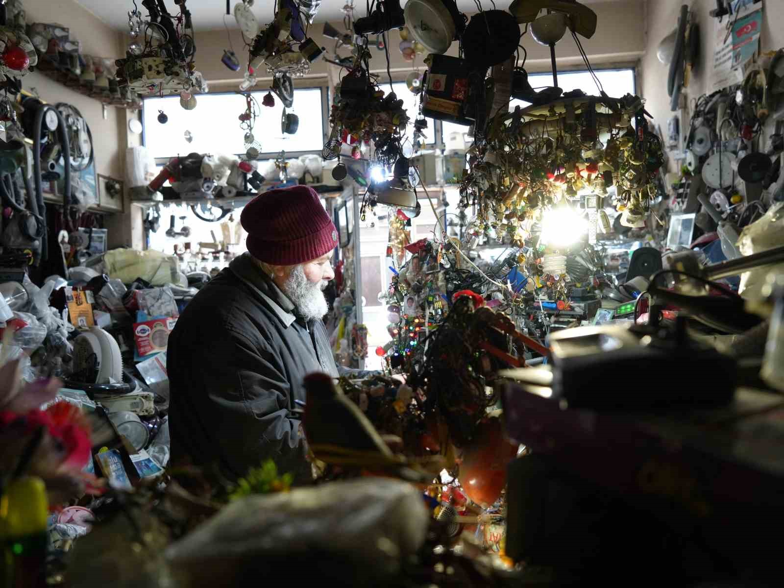 72-yasindaki-elektrik-ustasi-25-yildir-biriktirdigi-malzemelerle-dukkanini-adeta-muzeye-cevirdi