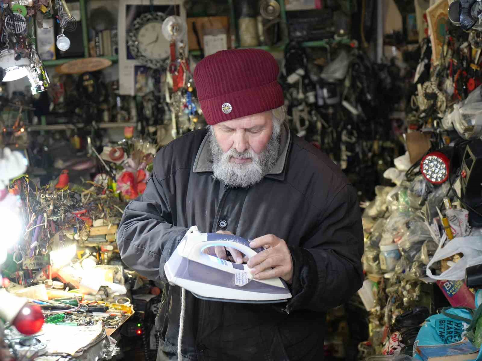 72-yasindaki-elektrik-ustasi-25-yildir-biriktirdigi-malzemelerle-dukkanini-adeta-muzeye-cevirdi