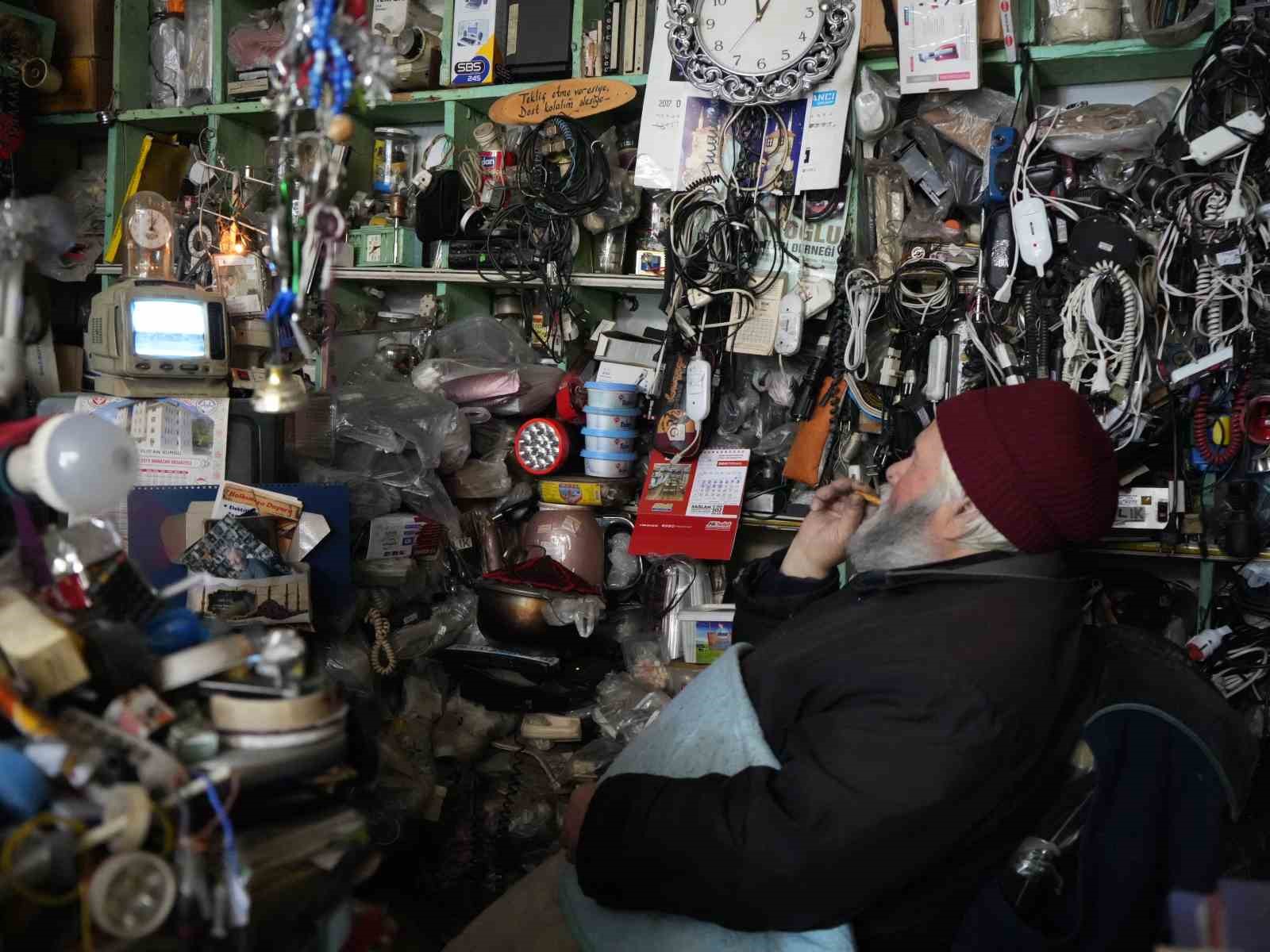 72-yasindaki-elektrik-ustasi-25-yildir-biriktirdigi-malzemelerle-dukkanini-adeta-muzeye-cevirdi