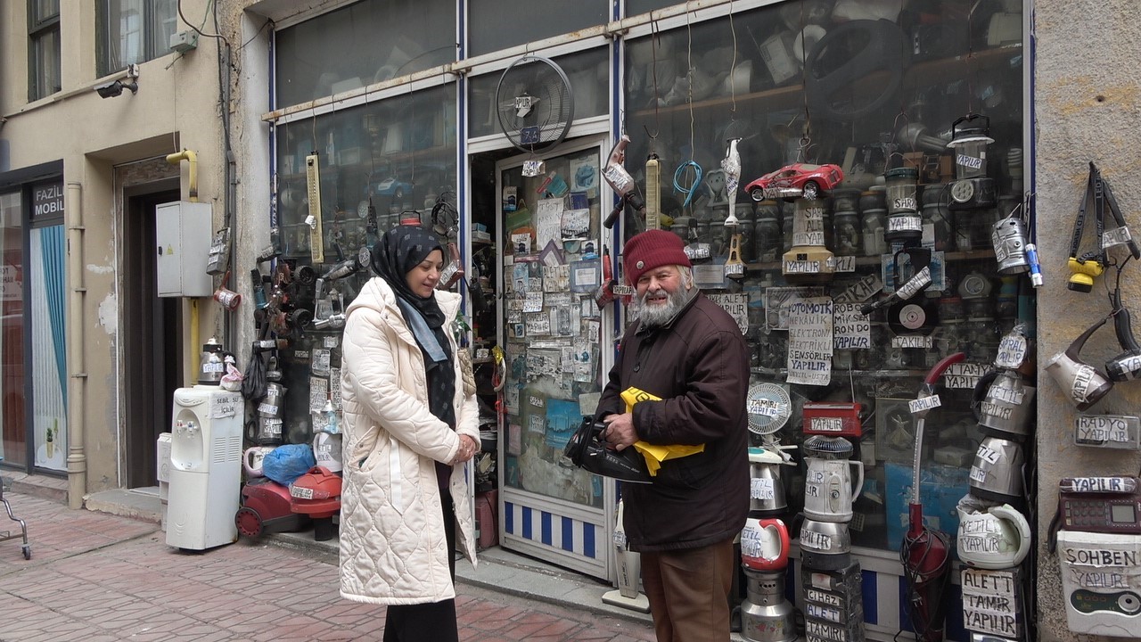 72-yasindaki-elektrik-ustasi-25-yildir-biriktirdigi-malzemelerle-dukkanini-adeta-muzeye-cevirdi
