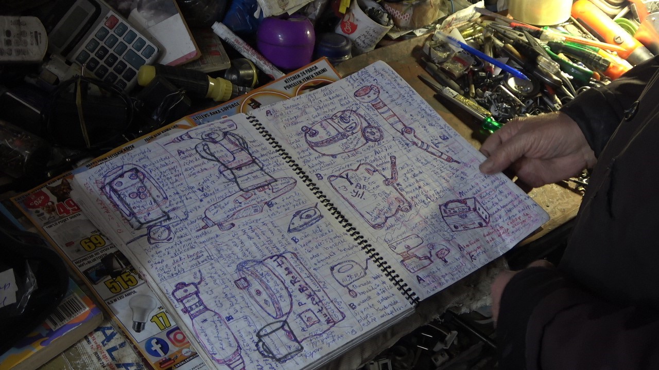 72-yasindaki-elektrik-ustasi-25-yildir-biriktirdigi-malzemelerle-dukkanini-adeta-muzeye-cevirdi