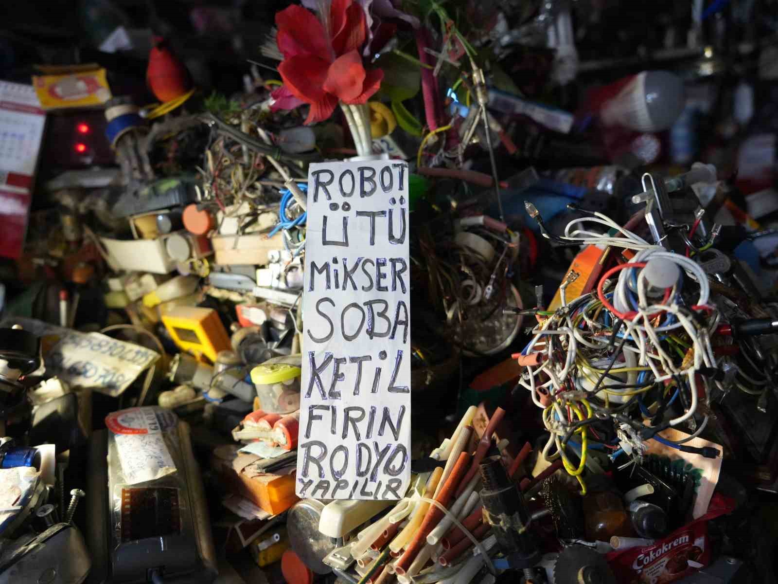 72-yasindaki-elektrik-ustasi-25-yildir-biriktirdigi-malzemelerle-dukkanini-adeta-muzeye-cevirdi