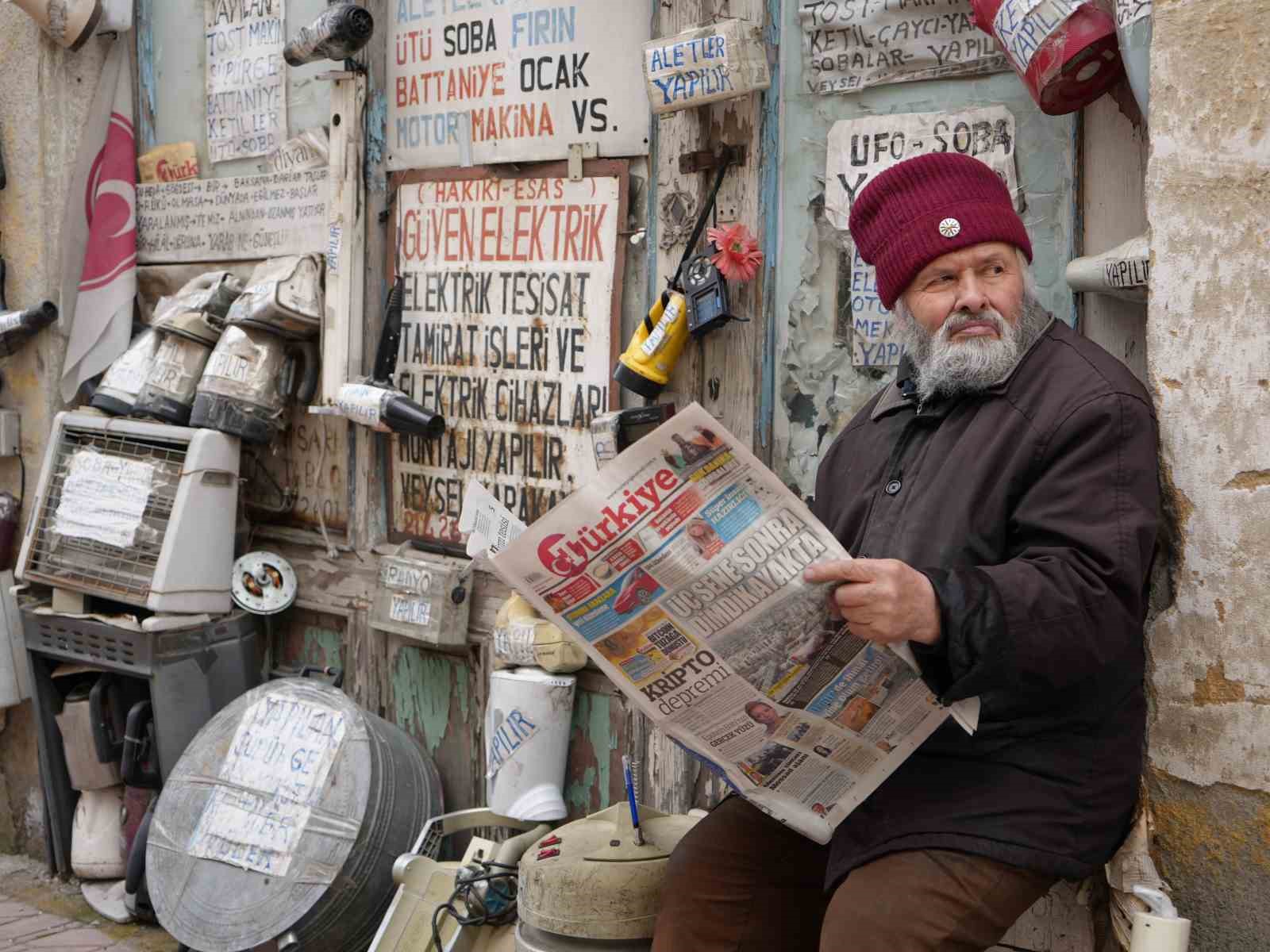 72-yasindaki-elektrik-ustasi-25-yildir-biriktirdigi-malzemelerle-dukkanini-adeta-muzeye-cevirdi