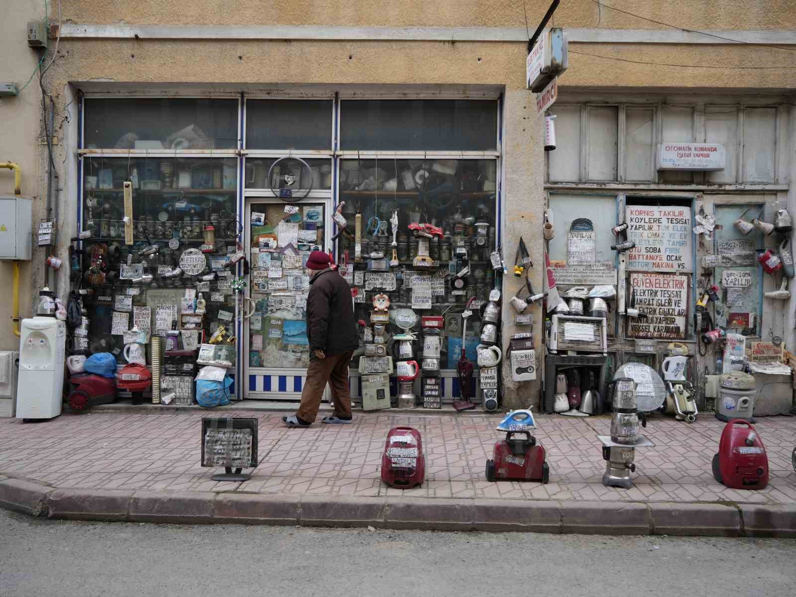 72-yasindaki-elektrik-ustasi-25-yildir-biriktirdigi-malzemelerle-dukkanini-adeta-muzeye-cevirdi