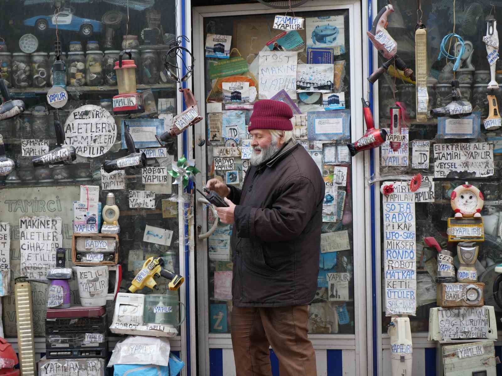 72-yasindaki-elektrik-ustasi-25-yildir-biriktirdigi-malzemelerle-dukkanini-adeta-muzeye-cevirdi