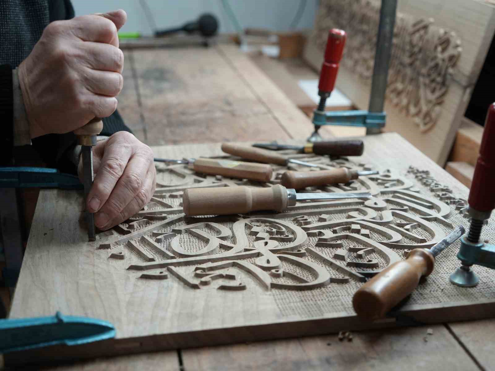 ailesinin-asirlik-sanatini-evinin-kilerinde-yasatiyor-ayetleri-ahsaba-ilmek-ilmek-isliyor