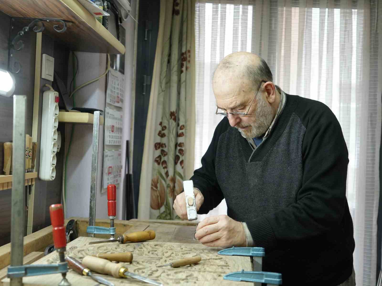 ailesinin-asirlik-sanatini-evinin-kilerinde-yasatiyor-ayetleri-ahsaba-ilmek-ilmek-isliyor