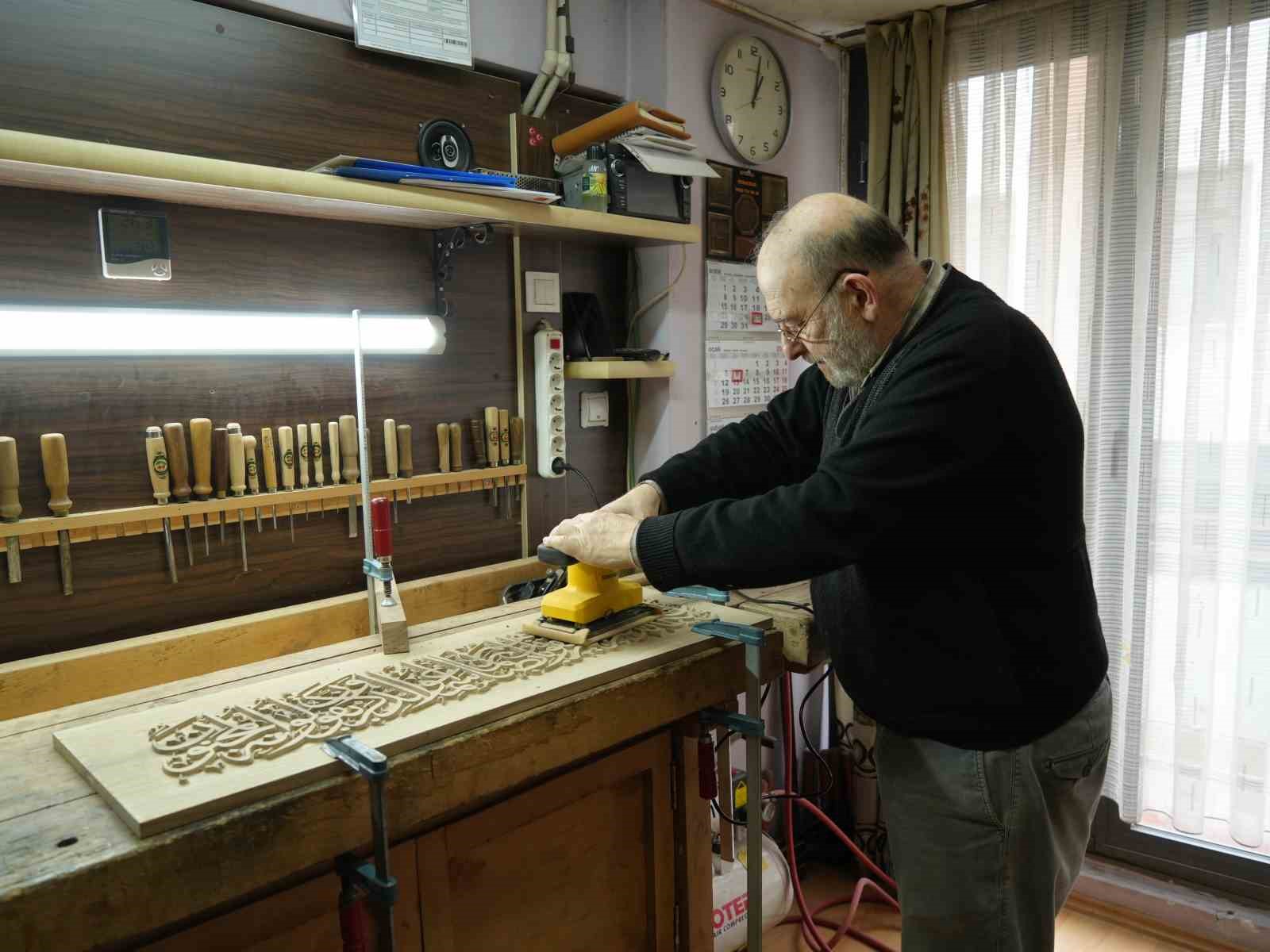 ailesinin-asirlik-sanatini-evinin-kilerinde-yasatiyor-ayetleri-ahsaba-ilmek-ilmek-isliyor