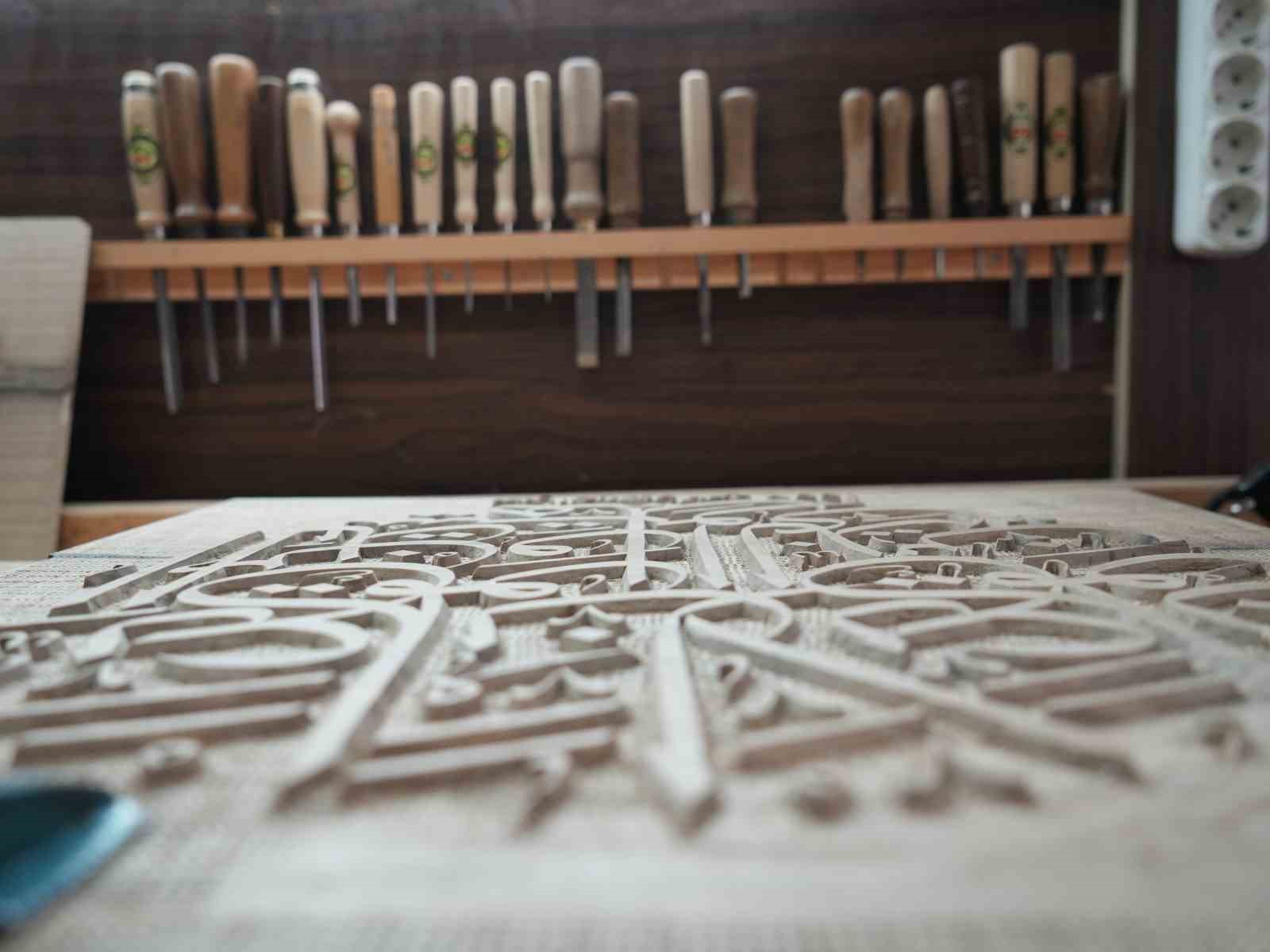 ailesinin-asirlik-sanatini-evinin-kilerinde-yasatiyor-ayetleri-ahsaba-ilmek-ilmek-isliyor