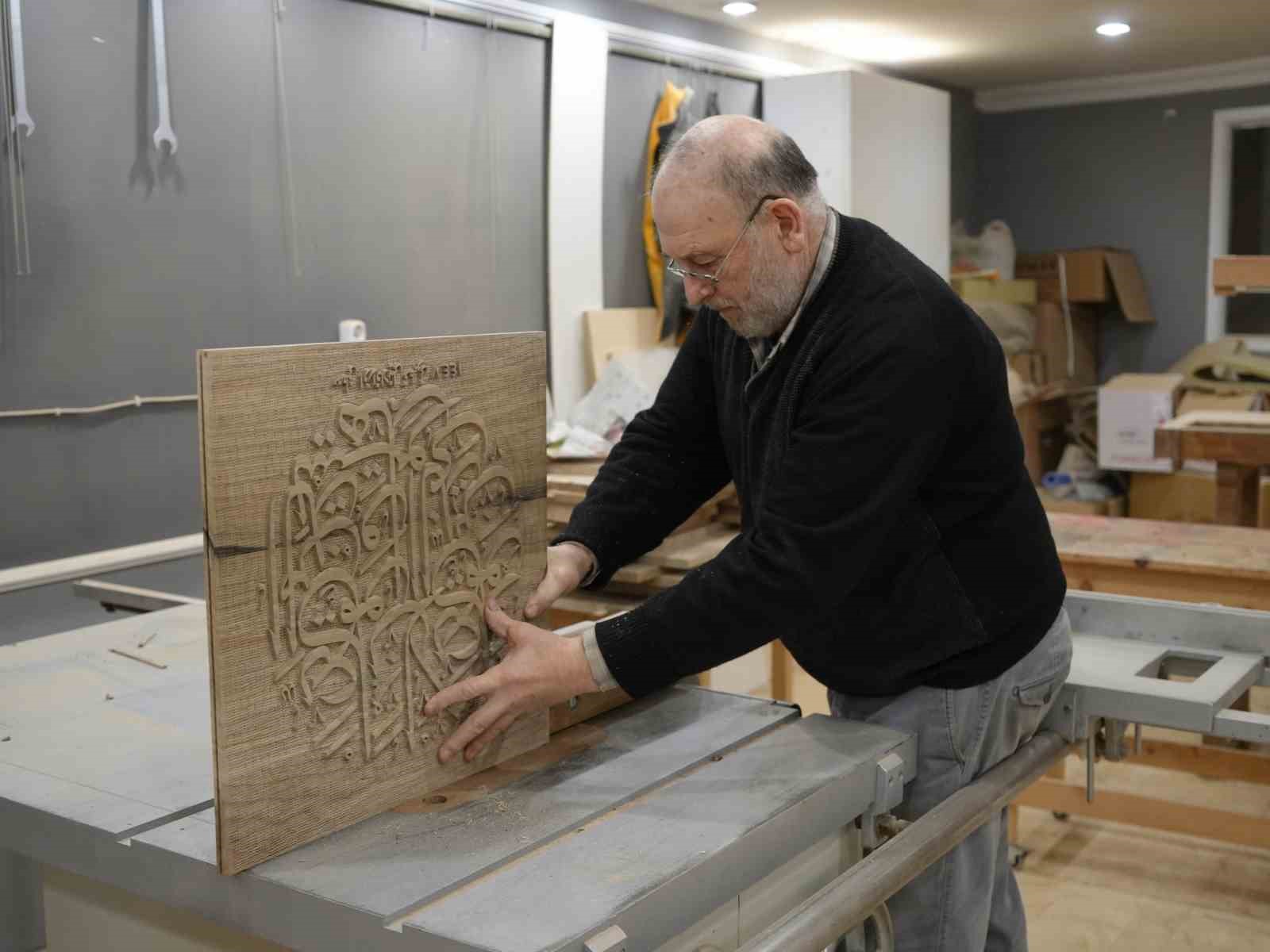 ailesinin-asirlik-sanatini-evinin-kilerinde-yasatiyor-ayetleri-ahsaba-ilmek-ilmek-isliyor