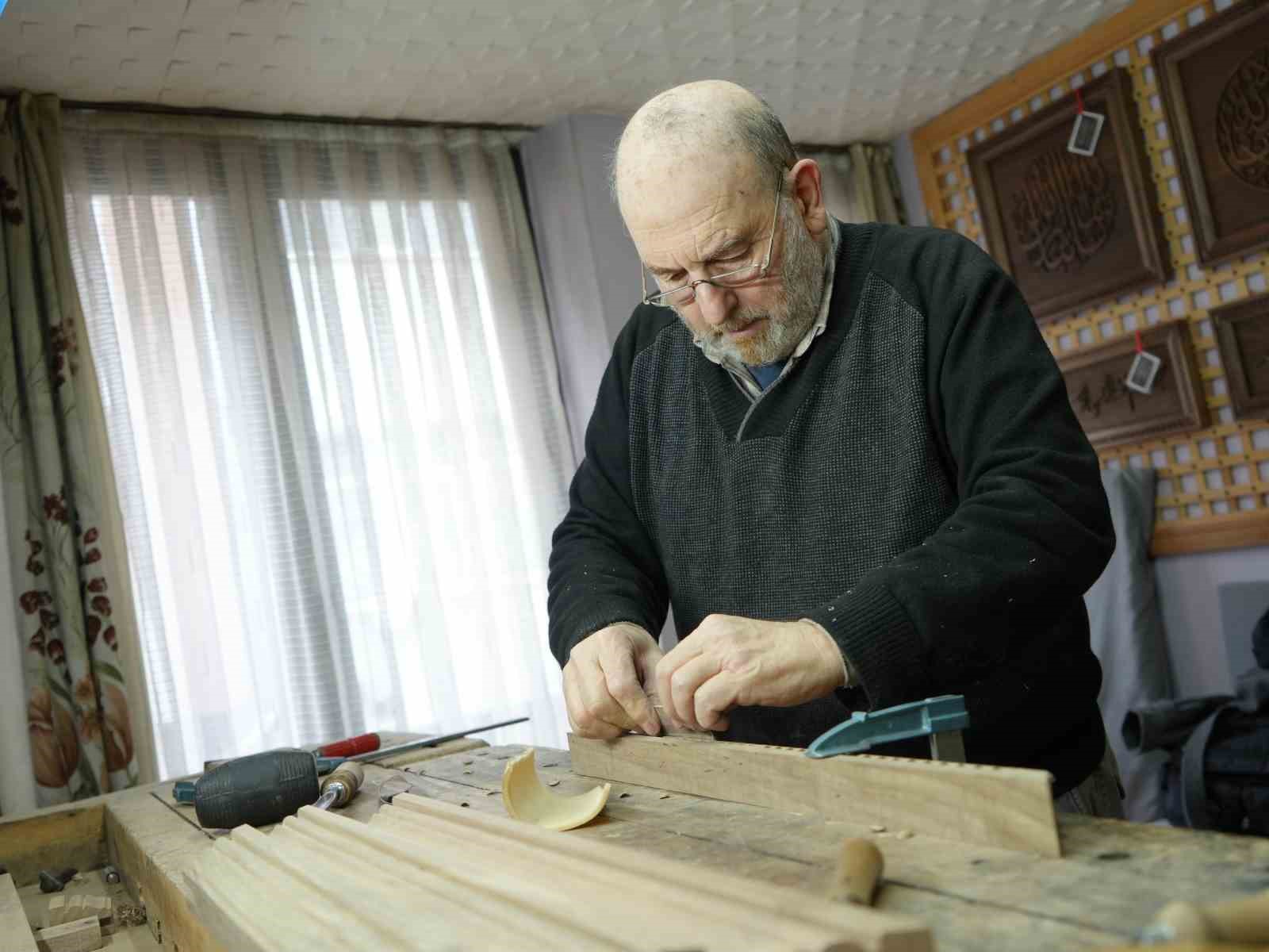 ailesinin-asirlik-sanatini-evinin-kilerinde-yasatiyor-ayetleri-ahsaba-ilmek-ilmek-isliyor