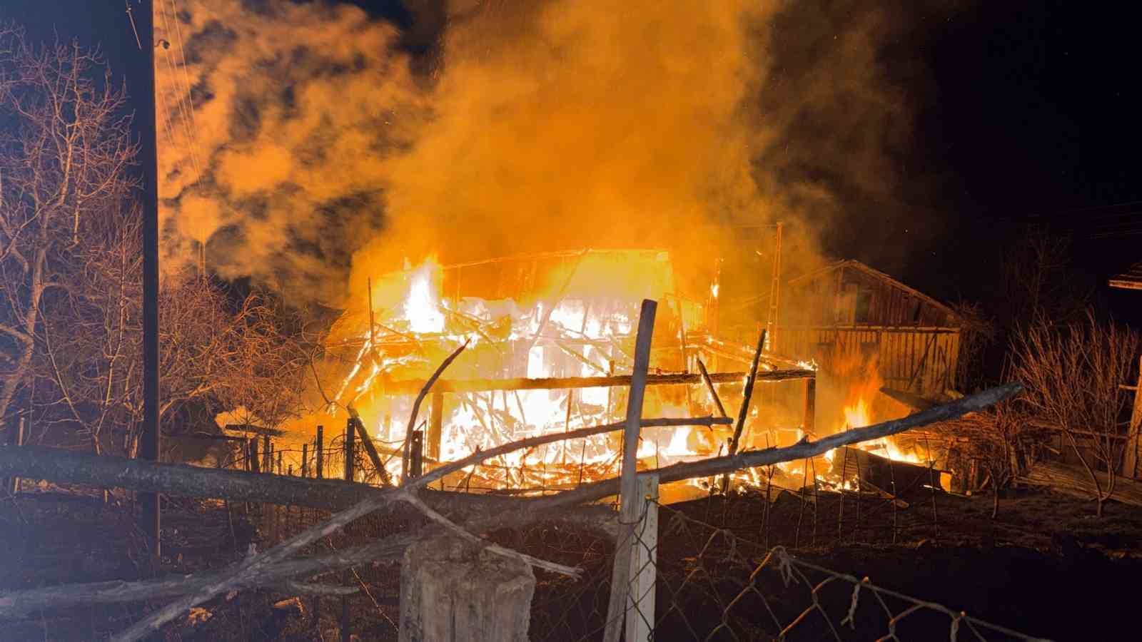 alevlere-teslim-olan-ahsap-ev-kule-dondu