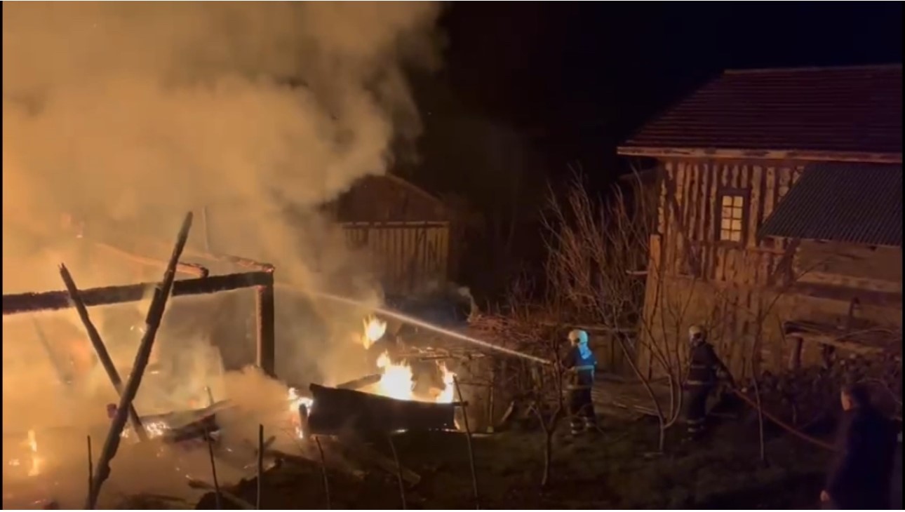 alevlere-teslim-olan-ahsap-ev-kule-dondu