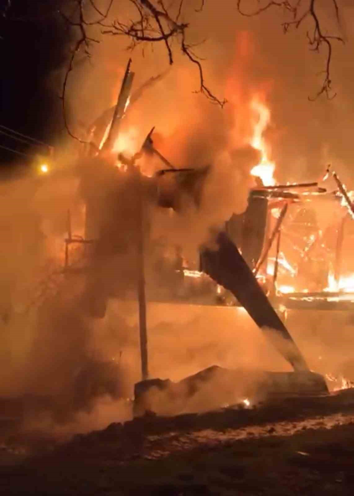 alevlere-teslim-olan-ahsap-ev-kule-dondu