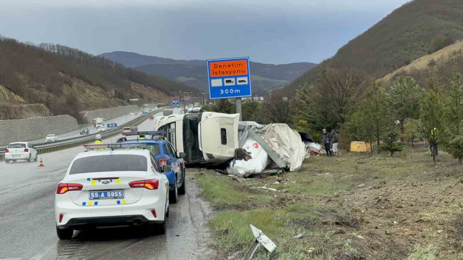 almanyadan-turkmenistana-giden-tir-samsunda-devrildi-1-yarali