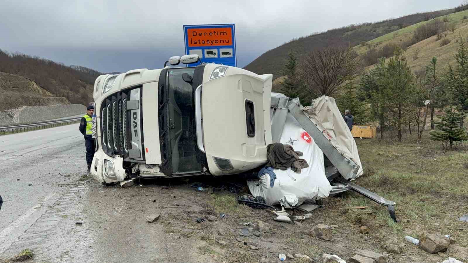 almanyadan-turkmenistana-giden-tir-samsunda-devrildi-1-yarali